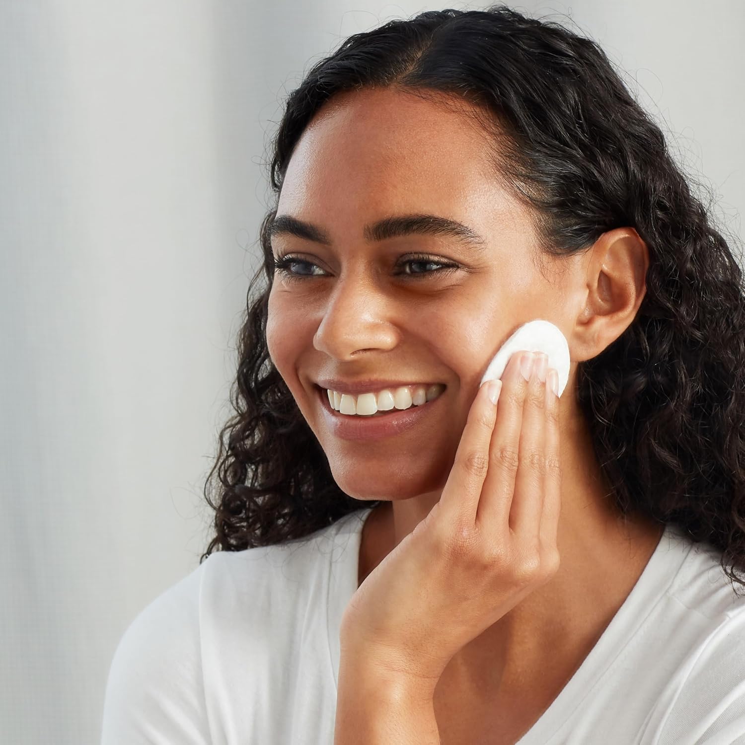 Amazon Basics Hypoallergenic 100% Cotton Rounds for Makeup Removal and Skincare, 600 Count, 6 Packs of 100 Count - Image 5